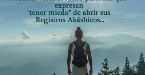 Joven en lo alto de una montaña, mira hacia el frente para auto conocerse a través de los Registros Akáshicos