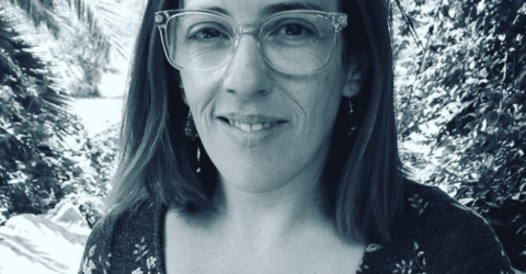 Natasha en blanco y negro sonriendo por que valió la pena hacerle caso a la intuición